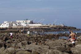 Image du Maroc Professionnelle de  Pour se désennuyer certains casablancais vont au bord de la mer, de la baie de la mosquée (Mriziga) jusqu’à l’îlot du rocher de sidi Abderrahmane environ sur 8 km de corniche. Quelques visiteurs profitent du lieu se donner aux joies de découverte avec leur petit de la vie marine sur les rocher qui entourent l’îlot, alors que les pèlerins accèdent au site pour se purifier, jeter un sort ou faire un sacrifice, Dimanche 7 Octobre 2012. (Photo / Abdeljalil Bounhar) 